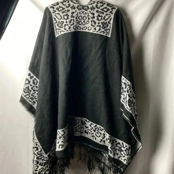 UNBRANDED WOMENS ONE SIZE FITES MOST OVERSIZED WRAP BLACK WITH GRAY ANIMAL PRINT - Picture 7 of 7